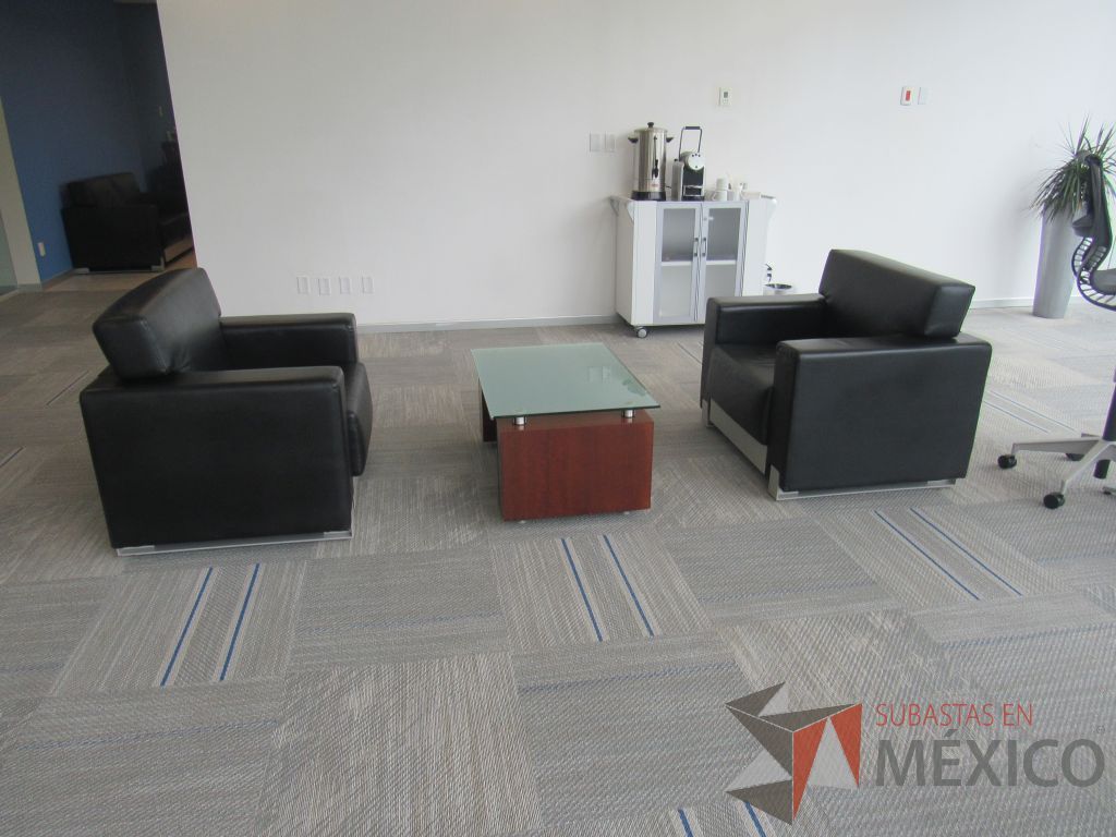 Lote 055 - Sillón de piel color negro con dos patas de metal - Imagen 5