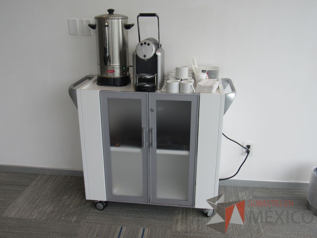Lote 012 - Carrito de servicio de cafetería con ruedas, agarraderas, 2 puertas y 1 entrepaño - Imagen 3