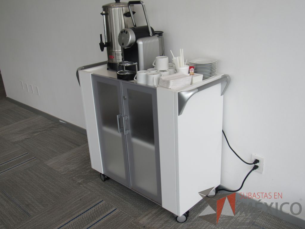Lote 012 - Carrito de servicio de cafetería con ruedas, agarraderas, 2 puertas y 1 entrepaño - Imagen 2
