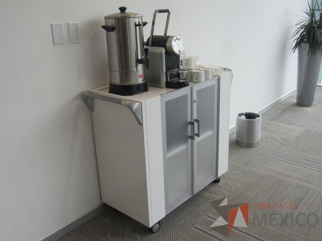Lote 012 - Carrito de servicio de cafetería con ruedas, agarraderas, 2 puertas y 1 entrepaño