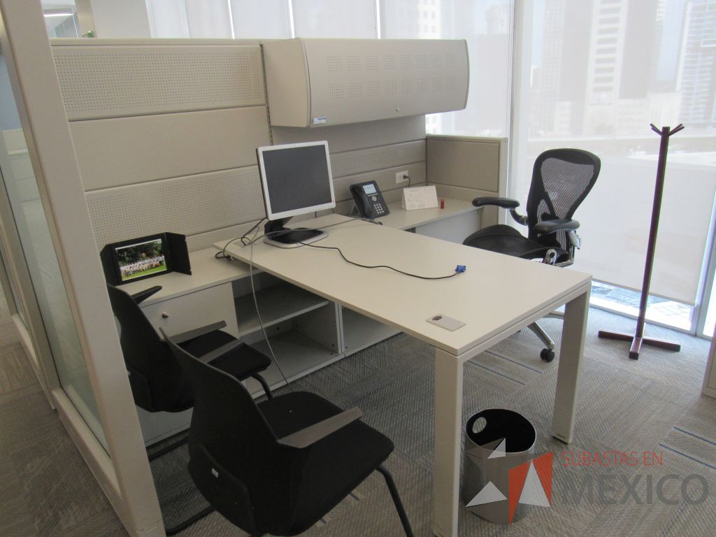 Lote 029 - Estación de trabajo gerencial para 1 persona con 2 gavetas, 2 credenzas con 2 cajones - Imagen 4