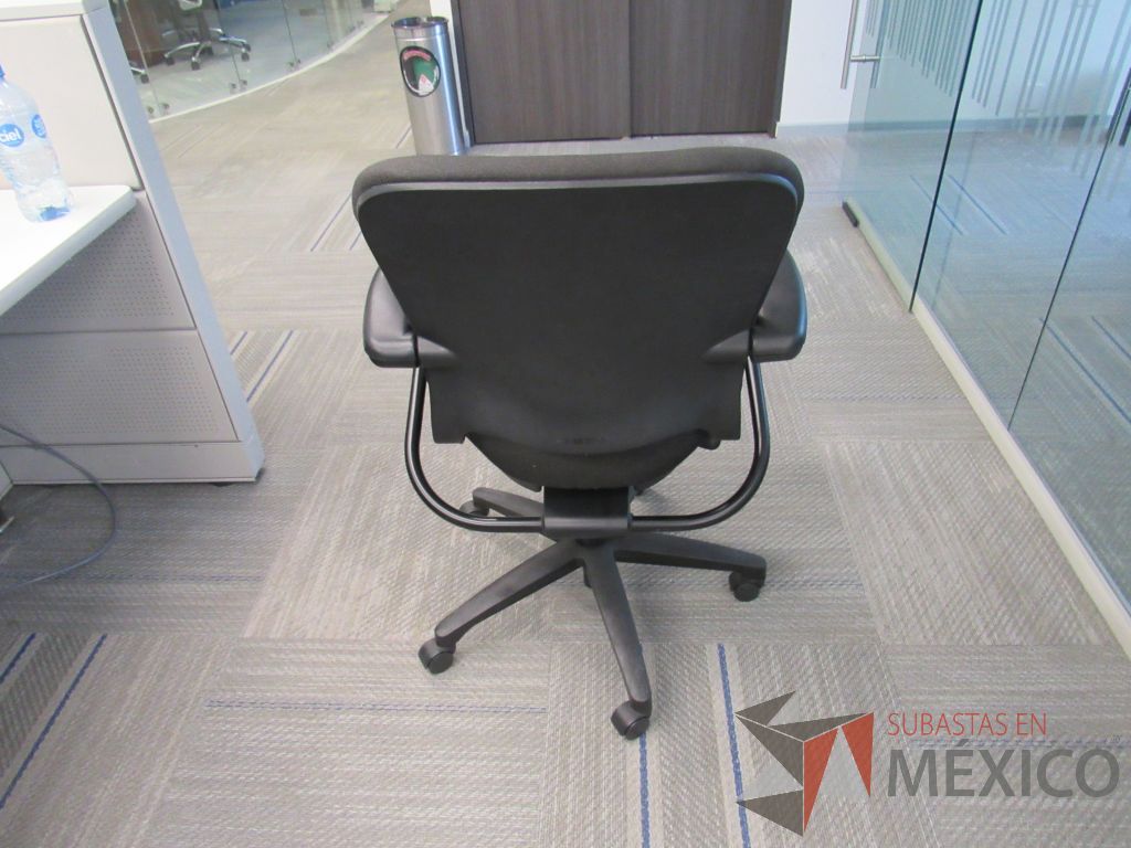 Lote 005 - 8 Sillas operativas con descansabrazos respaldo y asiento en tela. - Imagen 6