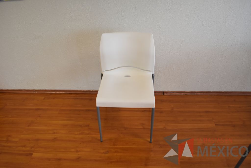Lote 017 - 8 Sillas para comedor con 4 patas en metal.