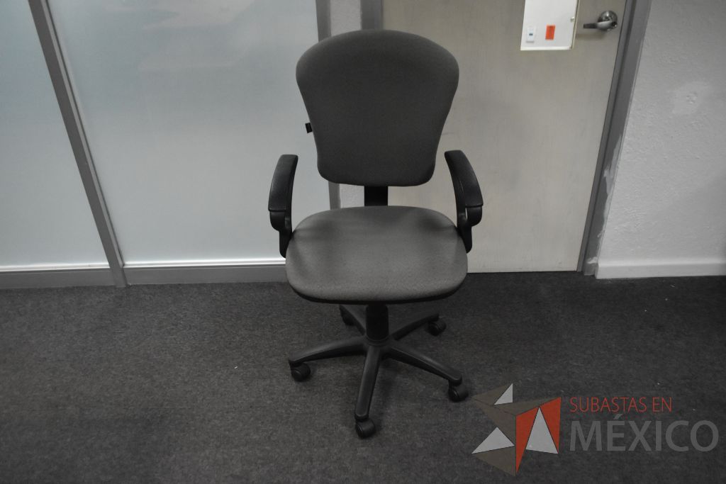 Lote 046 - 3 Sillas secretariales en tela color gris.