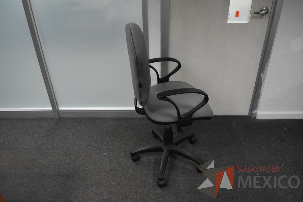 Lote 046 - 3 Sillas secretariales en tela color gris. - Imagen 2