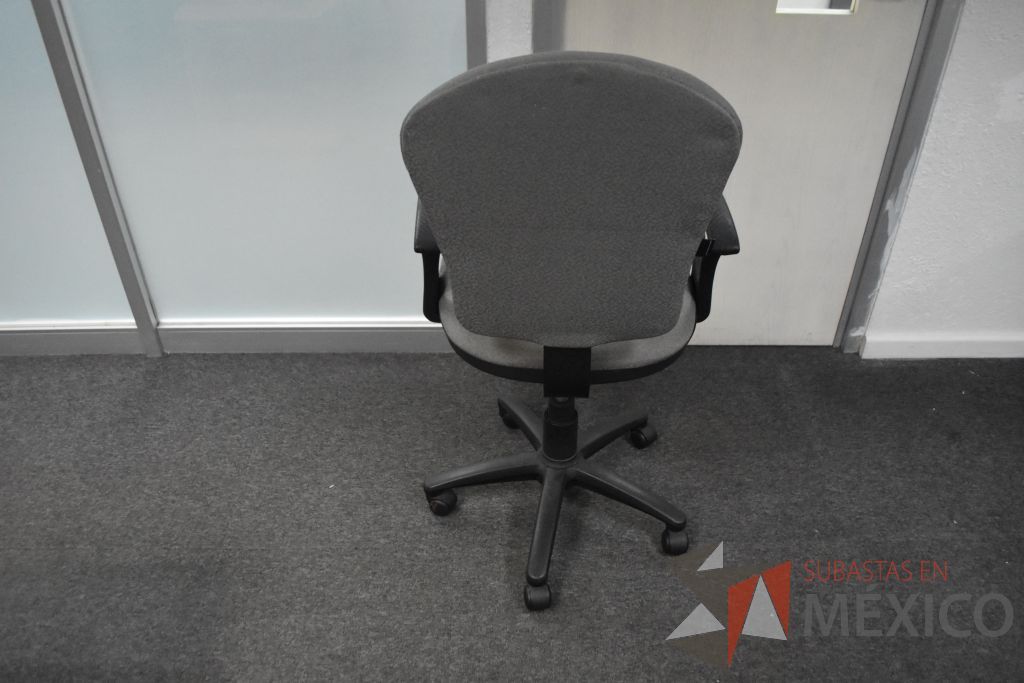 Lote 046 - 3 Sillas secretariales en tela color gris. - Imagen 3