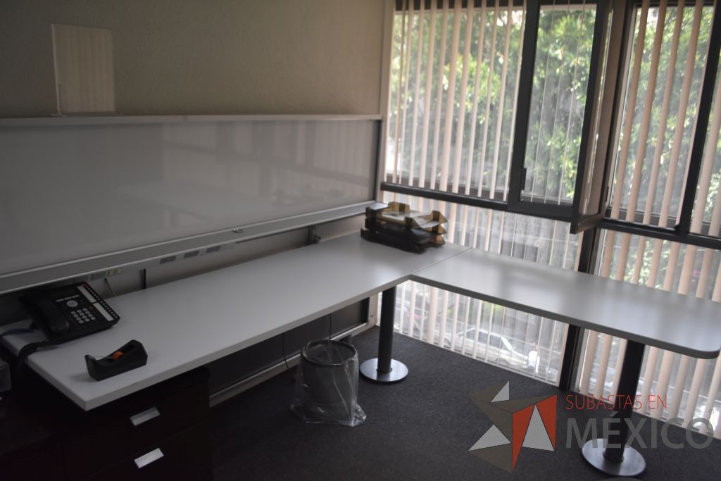 Lote 001 - Escritorio en escuadra con base metálica y credenza - Imagen 2