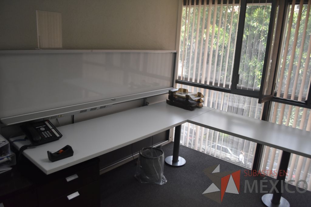 Lote 001 - Escritorio en escuadra con base metálica y credenza