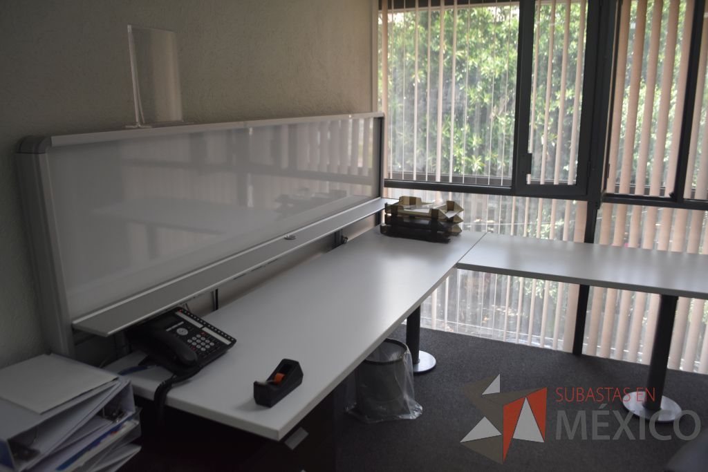 Lote 001 - Escritorio en escuadra con base metálica y credenza - Imagen 3