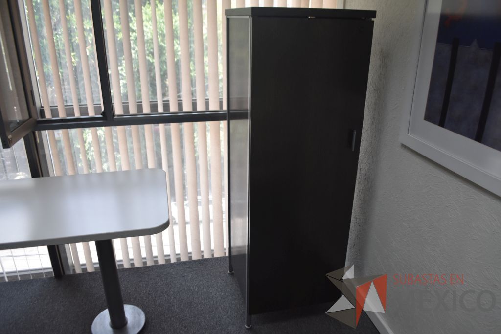 Lote 001 - Escritorio en escuadra con base metálica y credenza - Imagen 4