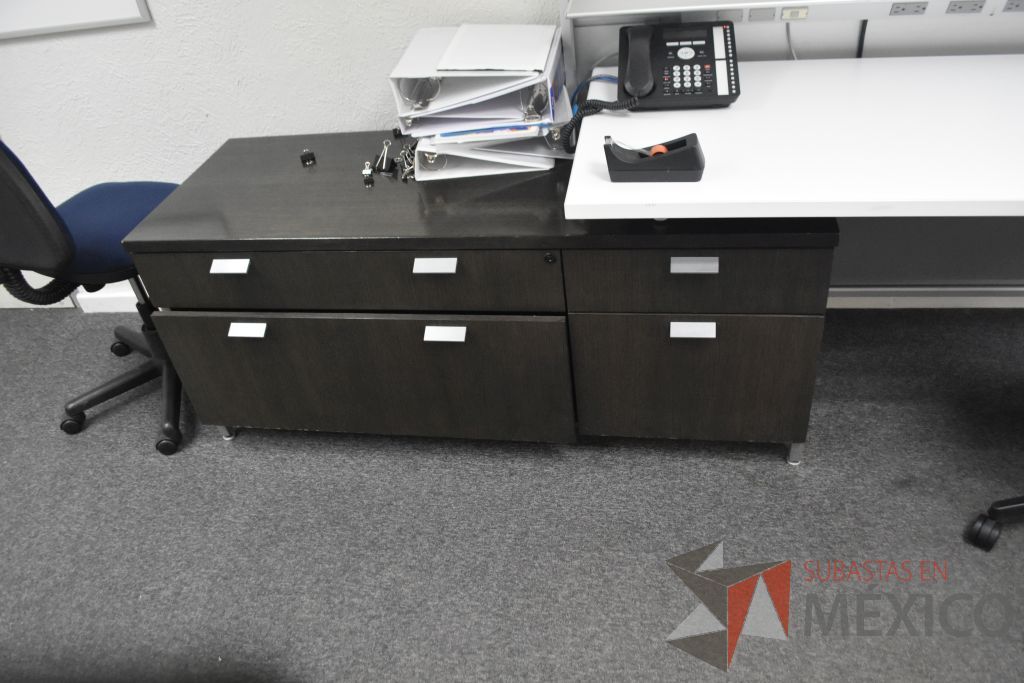 Lote 001 - Escritorio en escuadra con base metálica y credenza - Imagen 5