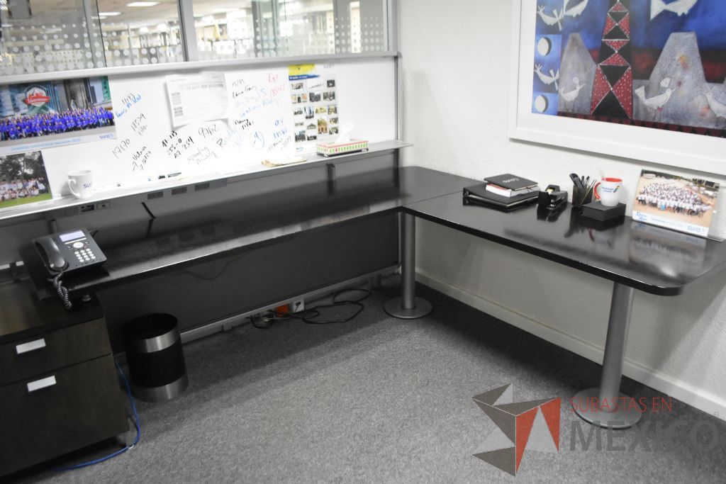 Lote 001 - Escritorio en escuadra con base metálica y credenza - Imagen 6