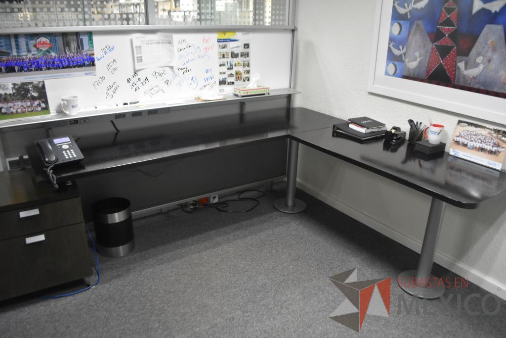 Lote 001 - Escritorio en escuadra con base metálica y credenza - Imagen 7