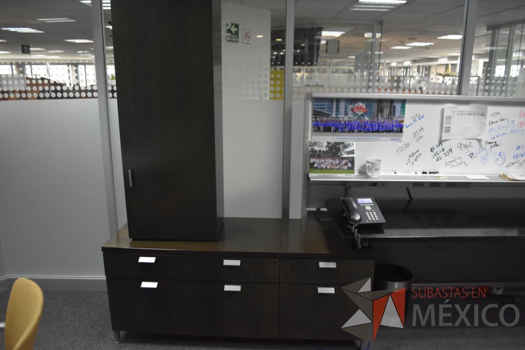 Lote 001 - Escritorio en escuadra con base metálica y credenza - Imagen 8