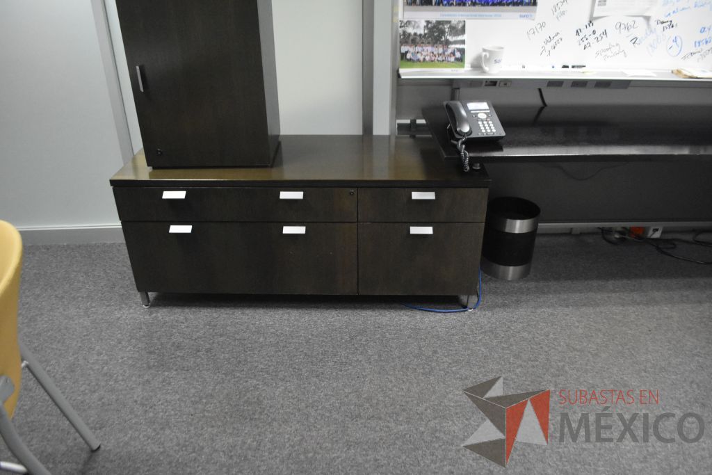 Lote 001 - Escritorio en escuadra con base metálica y credenza - Imagen 9