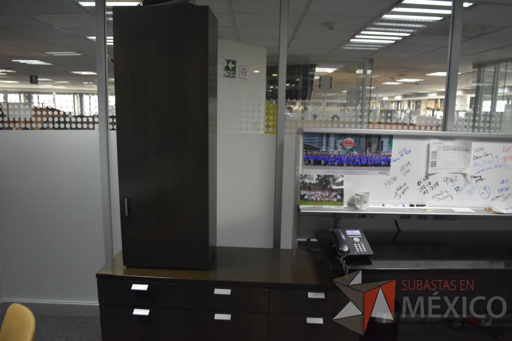 Lote 001 - Escritorio en escuadra con base metálica y credenza - Imagen 10
