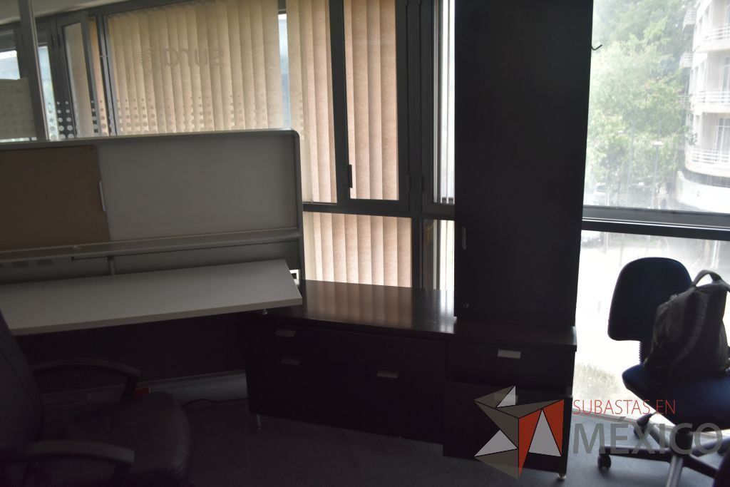Lote 001 - Escritorio en escuadra con base metálica y credenza - Imagen 11
