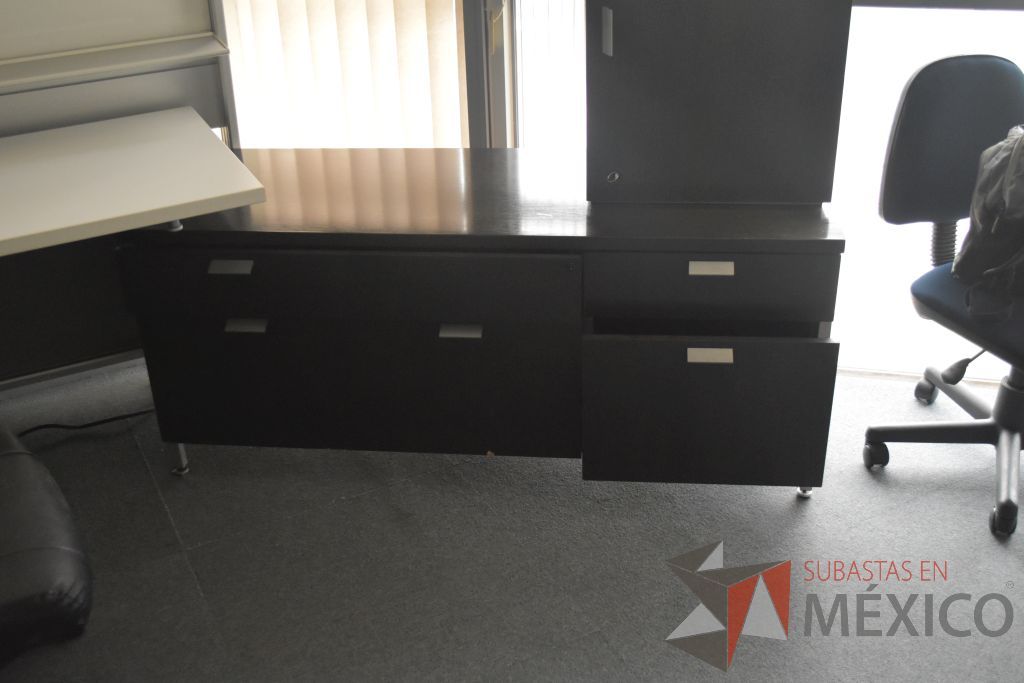 Lote 001 - Escritorio en escuadra con base metálica y credenza - Imagen 12