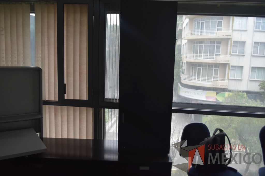 Lote 001 - Escritorio en escuadra con base metálica y credenza - Imagen 13