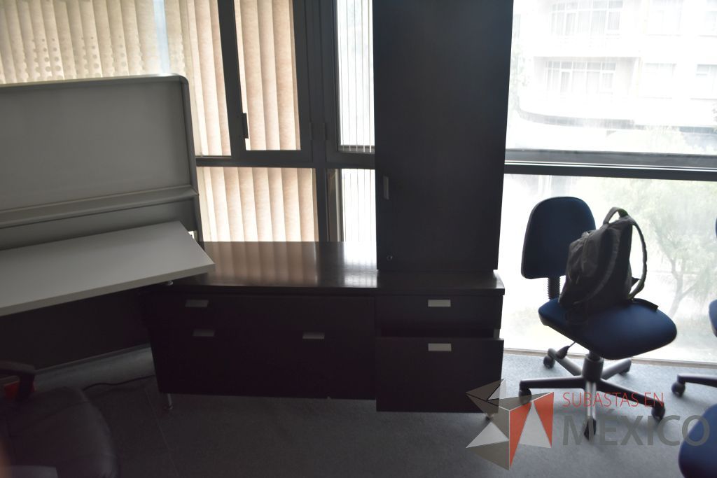 Lote 001 - Escritorio en escuadra con base metálica y credenza - Imagen 14