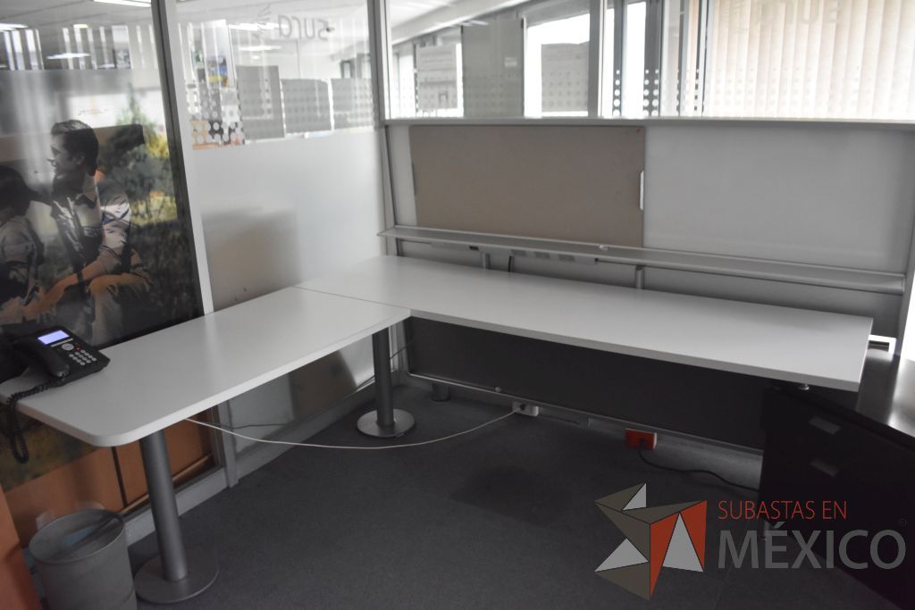 Lote 001 - Escritorio en escuadra con base metálica y credenza - Imagen 15