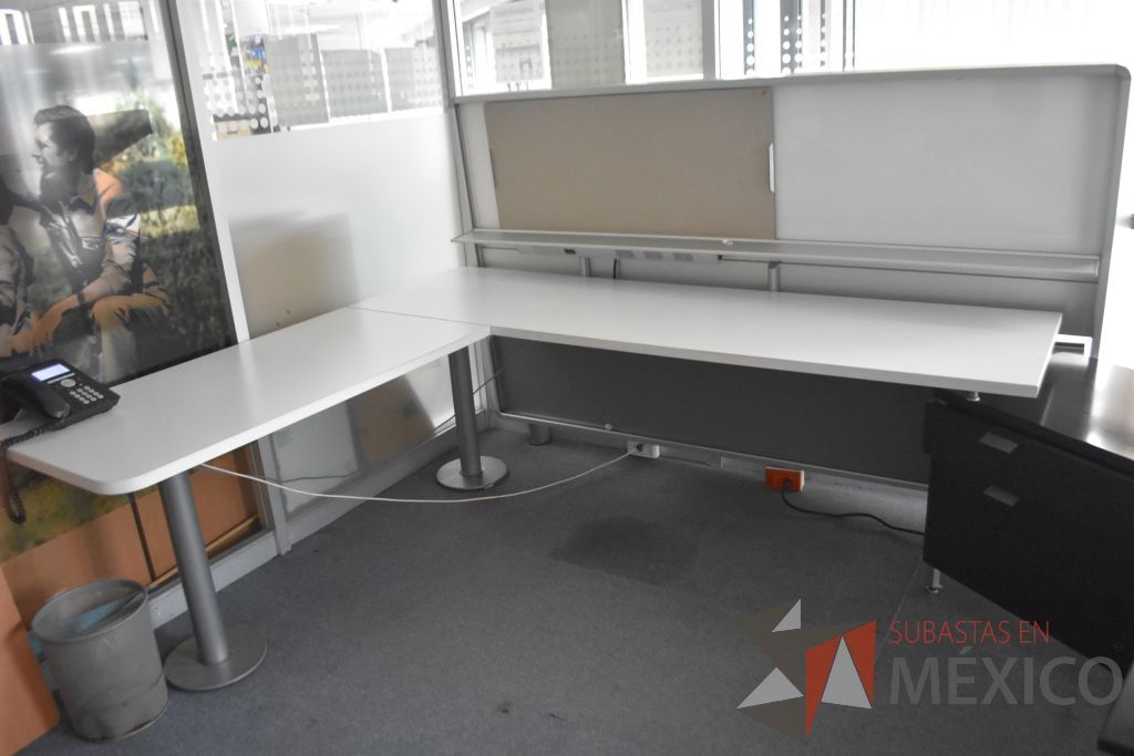 Lote 001 - Escritorio en escuadra con base metálica y credenza - Imagen 16