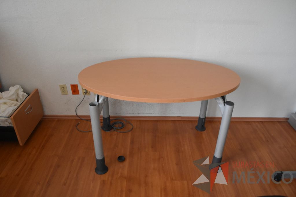 Lote 034 - 2 Mesas de apoyo en forma de óvalo con cubierta de madera y base metálica.