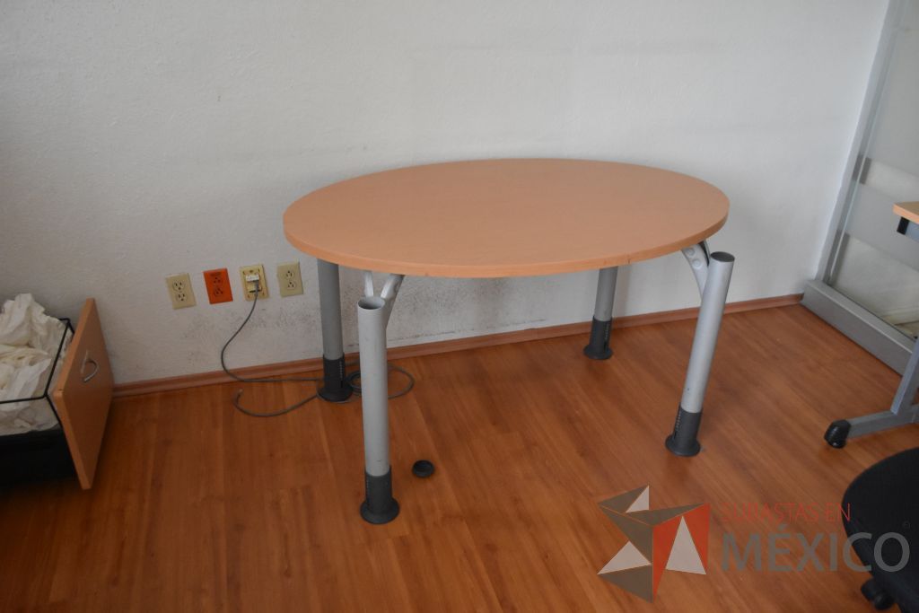 Lote 034 - 2 Mesas de apoyo en forma de óvalo con cubierta de madera y base metálica. - Imagen 4