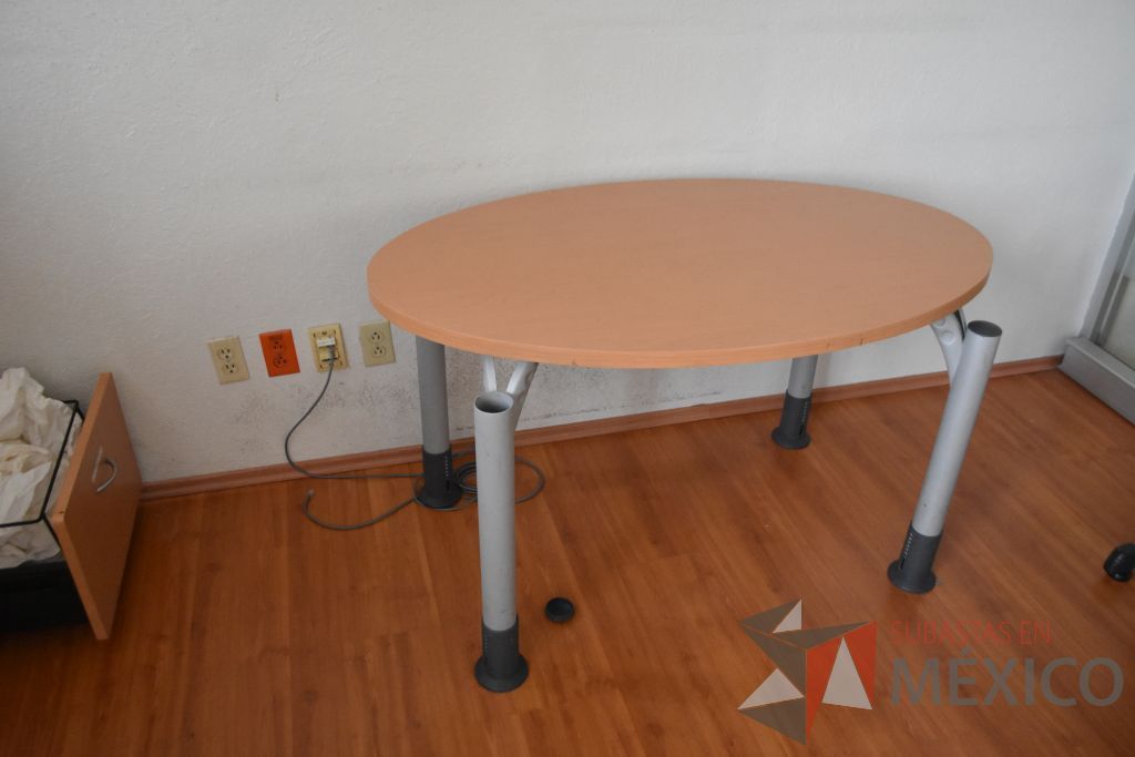 Lote 034 - 2 Mesas de apoyo en forma de óvalo con cubierta de madera y base metálica. - Imagen 5