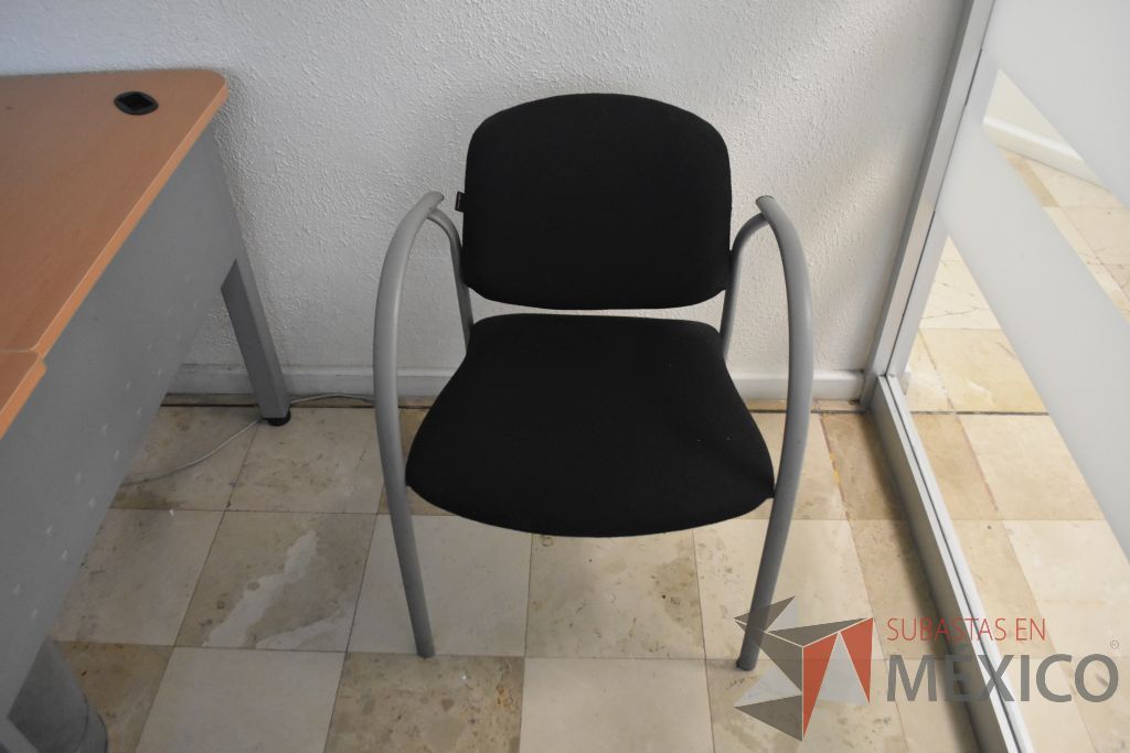 Lote 011 - Silla de visita con 4 patas metálicas