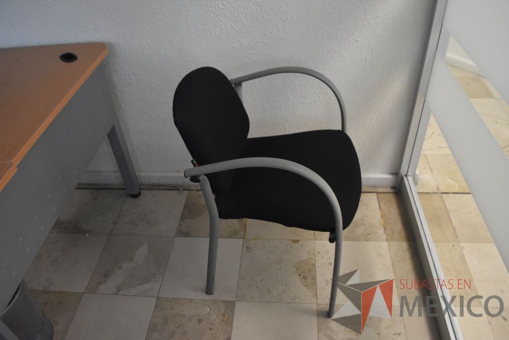 Lote 011 - Silla de visita con 4 patas metálicas - Imagen 2