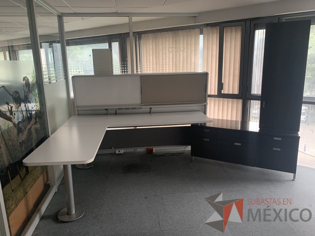 Lote 104 - Escritorio en escuadra con base metálica y credenza