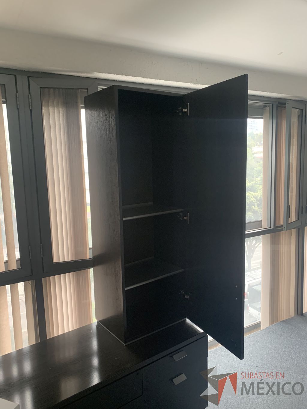 Lote 104 - Escritorio en escuadra con base metálica y credenza - Imagen 5