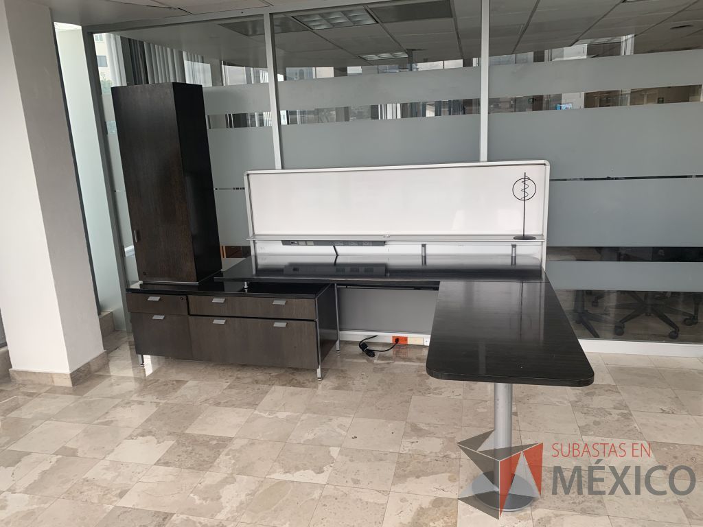 Lote 105 - Escritorio en escuadra con base metálica, credenza y gabinete