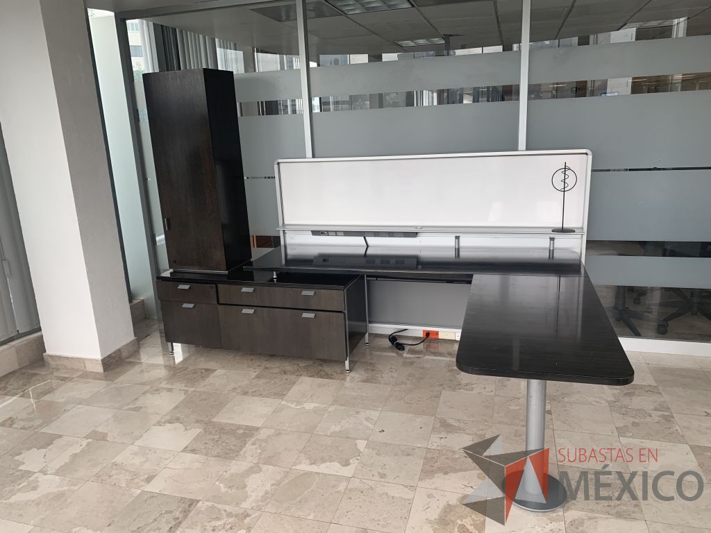Lote 105 - Escritorio en escuadra con base metálica, credenza y gabinete - Imagen 7