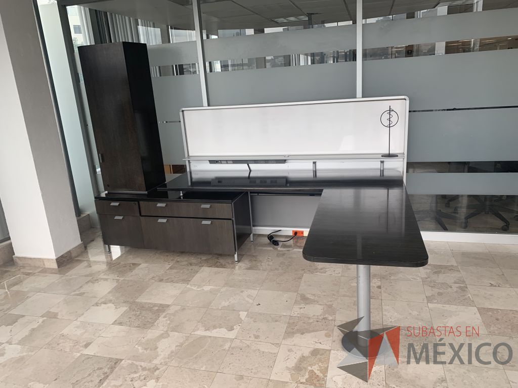 Lote 105 - Escritorio en escuadra con base metálica, credenza y gabinete - Imagen 6