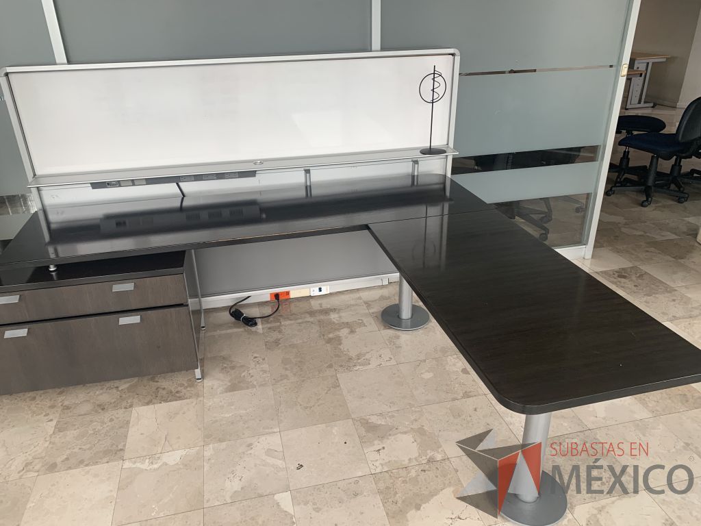 Lote 105 - Escritorio en escuadra con base metálica, credenza y gabinete - Imagen 5