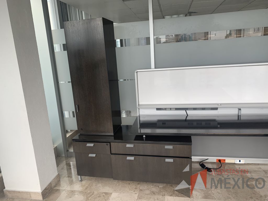 Lote 105 - Escritorio en escuadra con base metálica, credenza y gabinete - Imagen 4