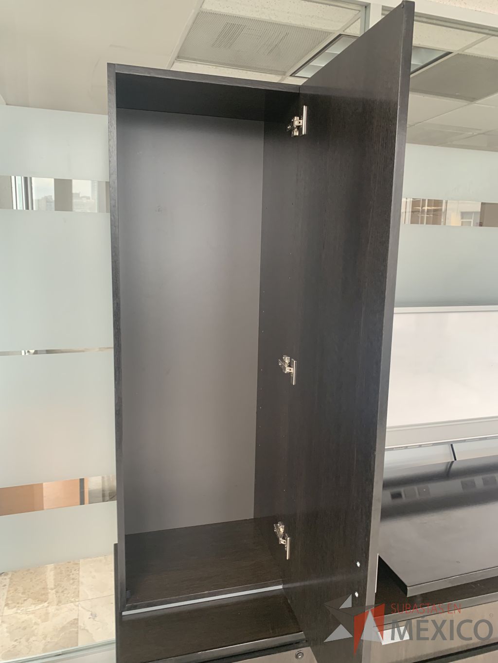 Lote 105 - Escritorio en escuadra con base metálica, credenza y gabinete - Imagen 3