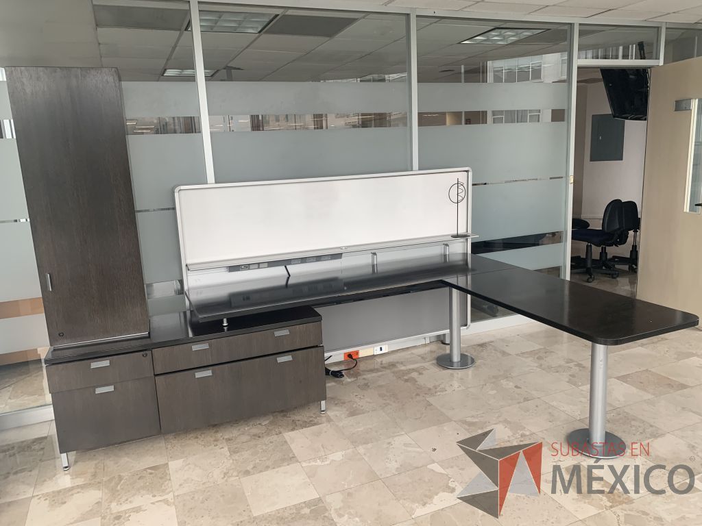 Lote 105 - Escritorio en escuadra con base metálica, credenza y gabinete - Imagen 2