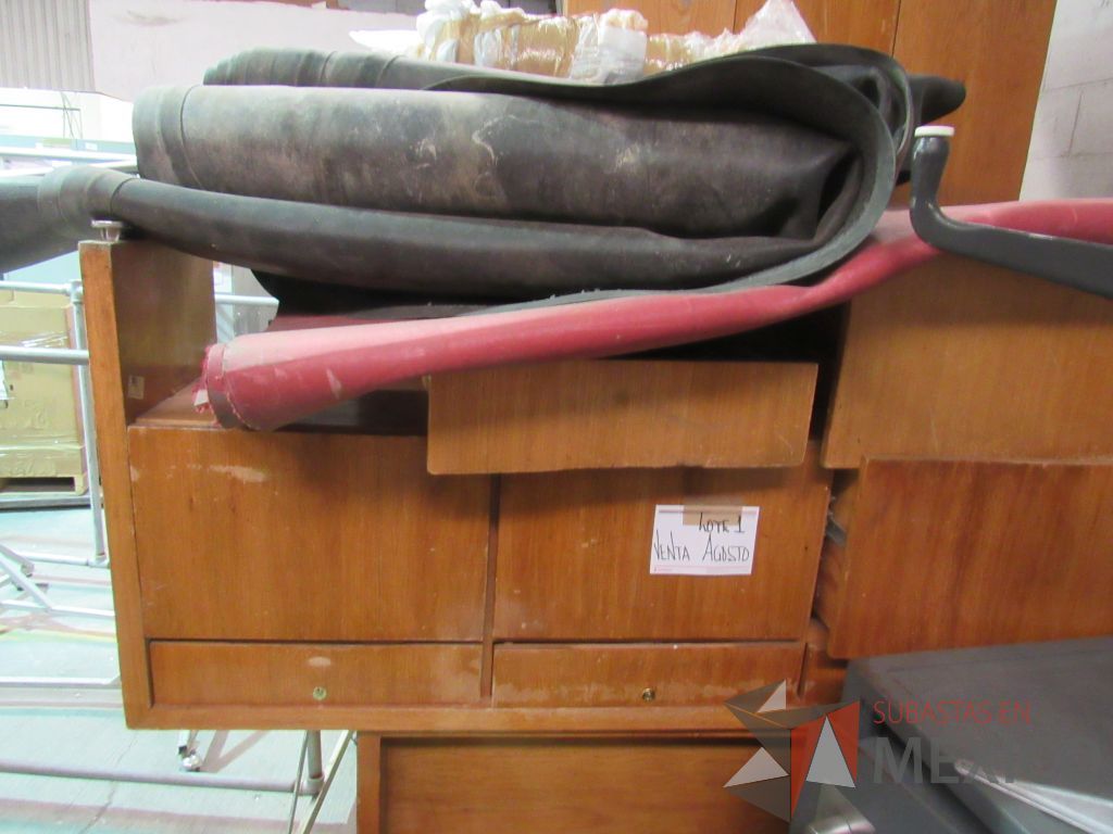 Lote 001 - 39 Archiveros metálicos, 5 credenzas, 2 escritorios 4 tapetes ... - Imagen 25