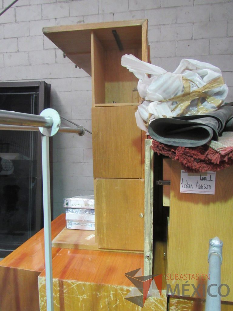 Lote 001 - 39 Archiveros metálicos, 5 credenzas, 2 escritorios 4 tapetes ... - Imagen 17
