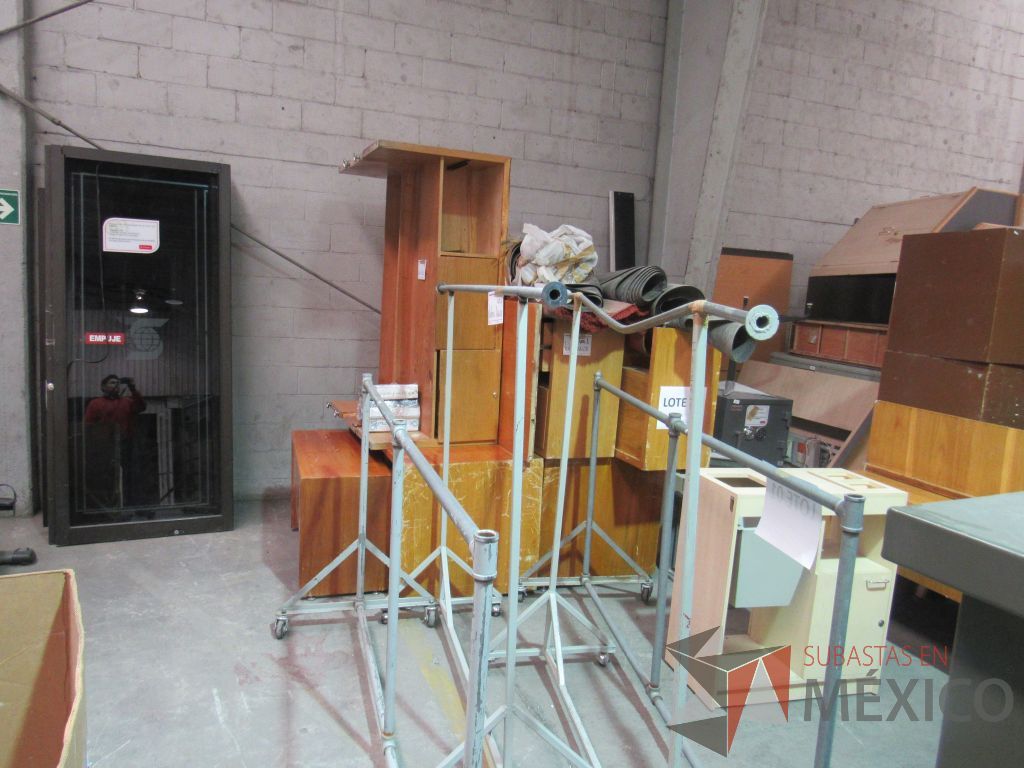 Lote 001 - 39 Archiveros metálicos, 5 credenzas, 2 escritorios 4 tapetes ... - Imagen 3