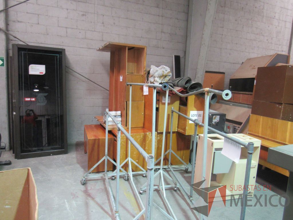 Lote 001 - 39 Archiveros metálicos, 5 credenzas, 2 escritorios 4 tapetes ... - Imagen 2