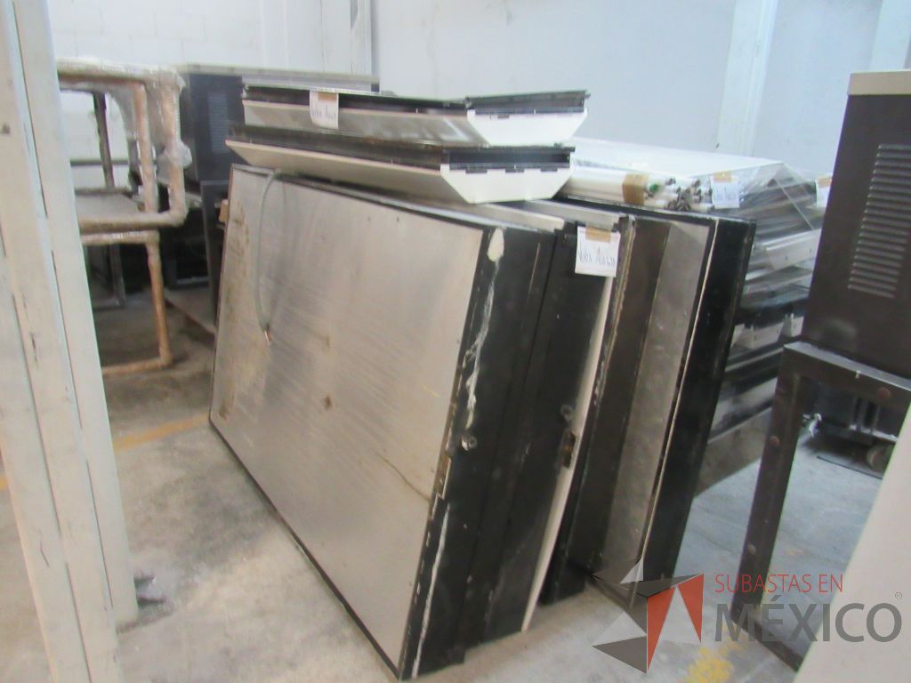 Lote 004 - 35 Ductos de aire acondicionado, 120 cubiertas de madera y 24 gabinetes.
