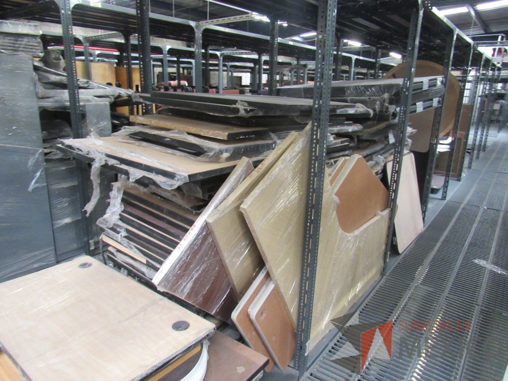 Lote 004 - 35 Ductos de aire acondicionado, 120 cubiertas de madera y 24 gabinetes. - Imagen 27
