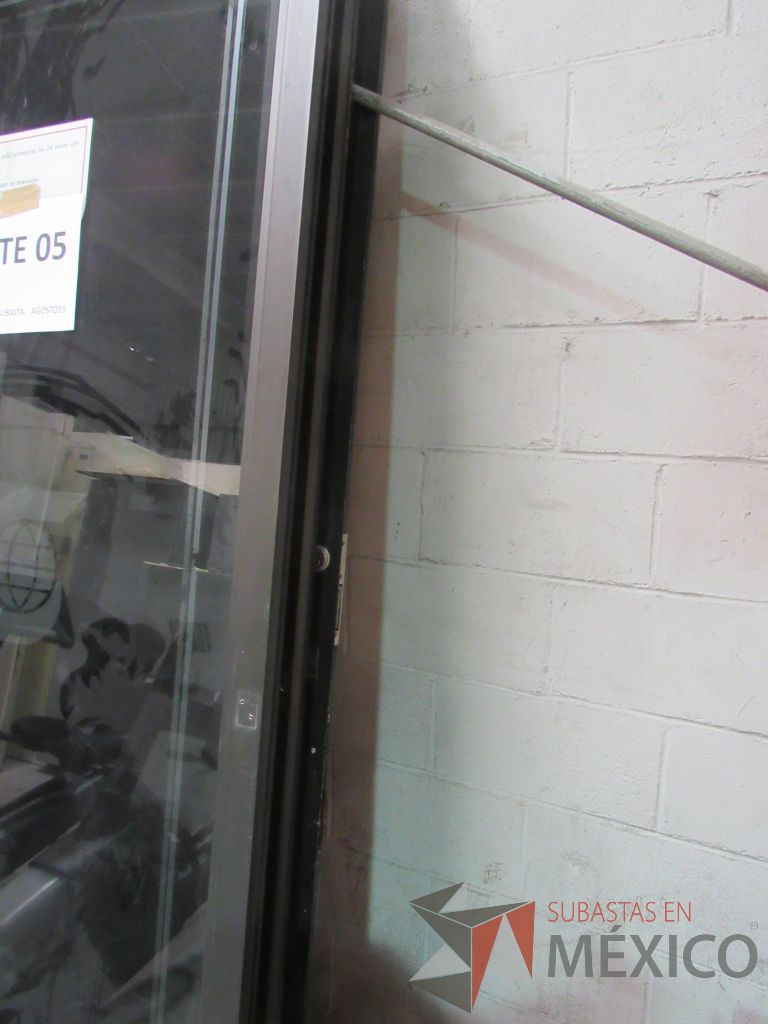 Lote 005 - 2 Bicicletas fijas, puertas de vidrio y 5 guarda valores. - Imagen 11