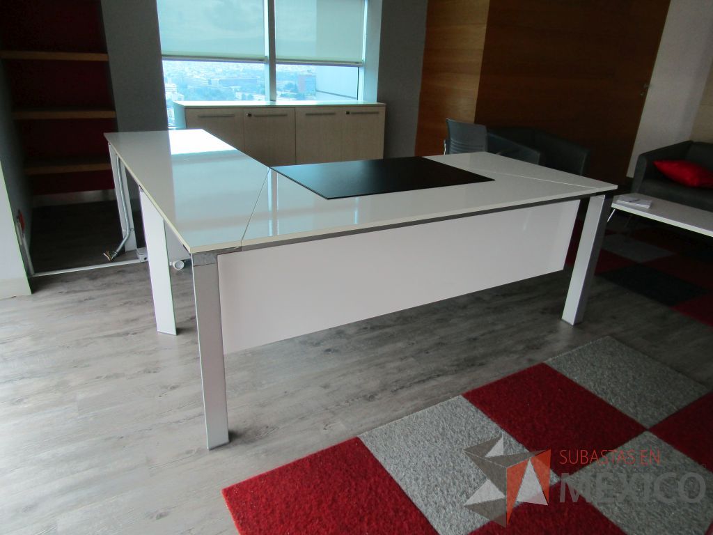 Lote 001 - Oficina de dirección, Escritorio, Archivero, Credenza