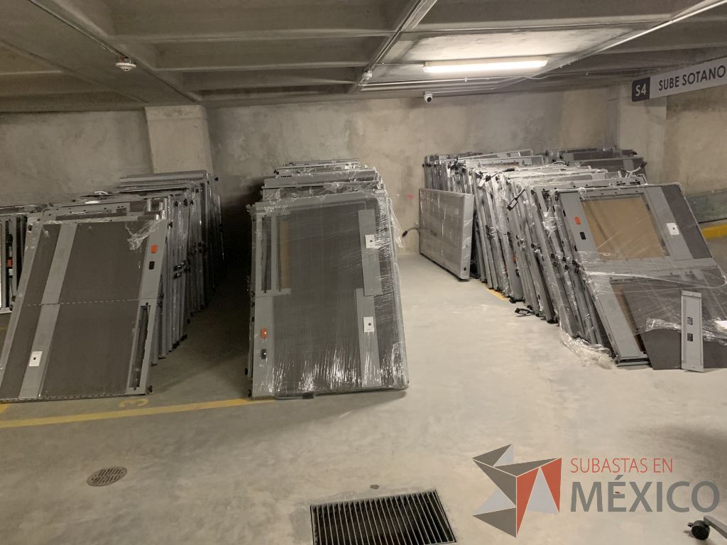 Lote 028 - 1,000 Componentes para estaciones de trabajo, Mamparas, Bases, Cubiertas, Archiveros