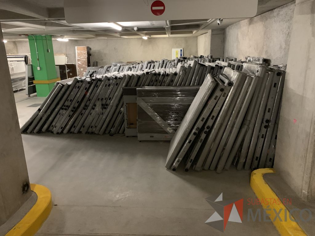 Lote 028 - 1,000 Componentes para estaciones de trabajo, Mamparas, Bases, Cubiertas, Archiveros - Imagen 8